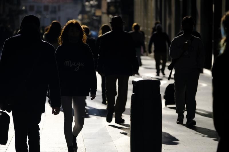 Imagen principal - «¿Ha notado algún cambio en la dinámica de su barrio con la llegada de población migrante?» y otras preguntas sobre extranjeros que el Ayuntamiento quiere saber