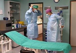 Facultativos en un quirófano del Hospital General de Alicante.