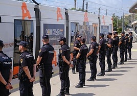TRAM presenta en Alicante el convoy conmmemorativo del bicentenario de la Policía Nacional