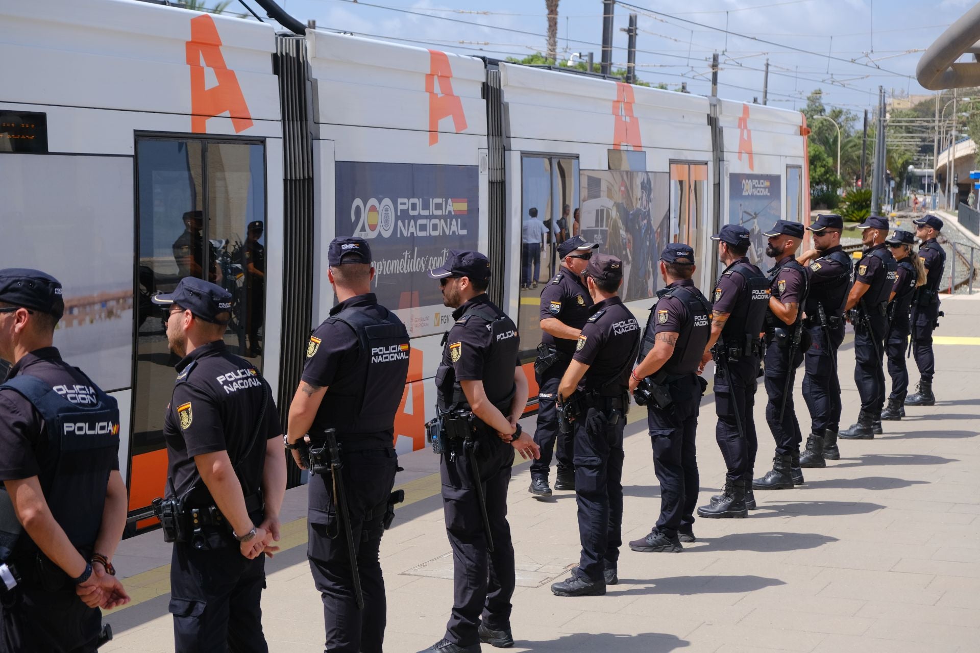 TRAM presenta en Alicante el convoy conmmemorativo del bicentenario de la Policía Nacional