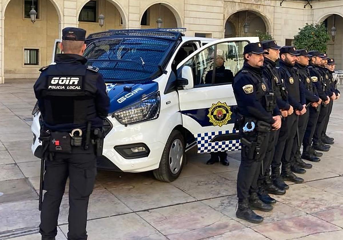 Efectivos de la Policía Local de Alicante con uno de los vehículos.