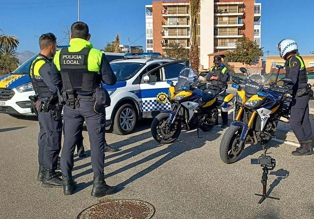 Agentes de Policía Local con coches patrulla y motocicletas.
