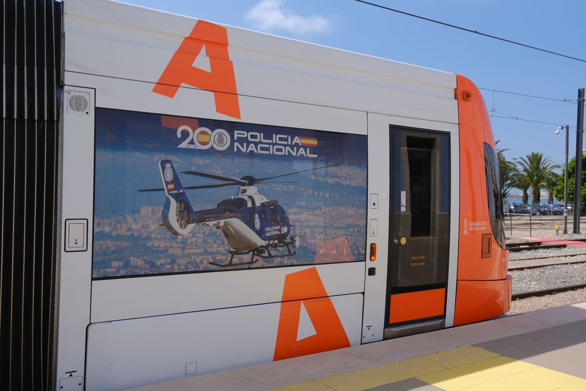 TRAM presenta en Alicante el convoy conmmemorativo del bicentenario de la Policía Nacional