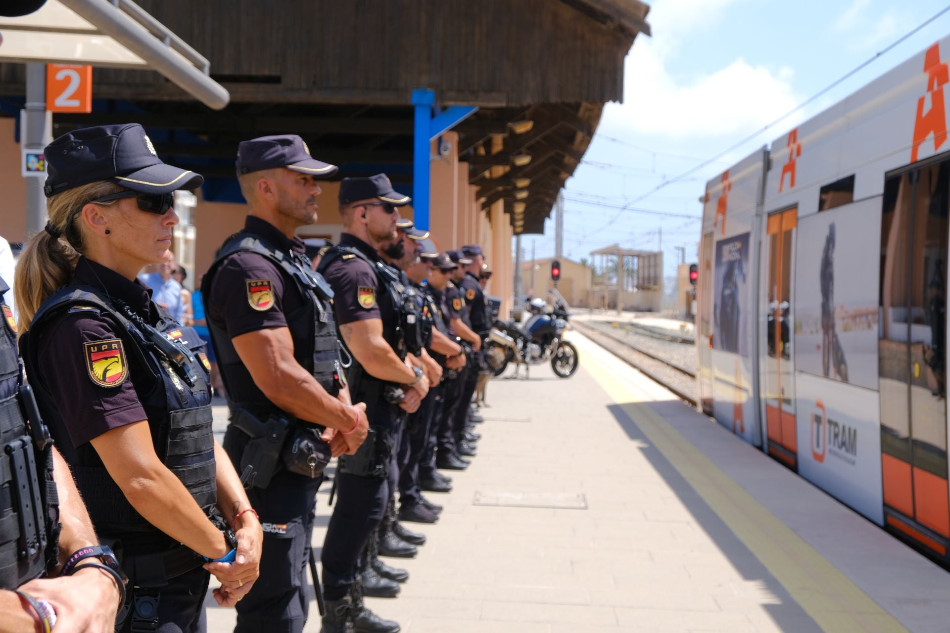 TRAM presenta en Alicante el convoy conmmemorativo del bicentenario de la Policía Nacional