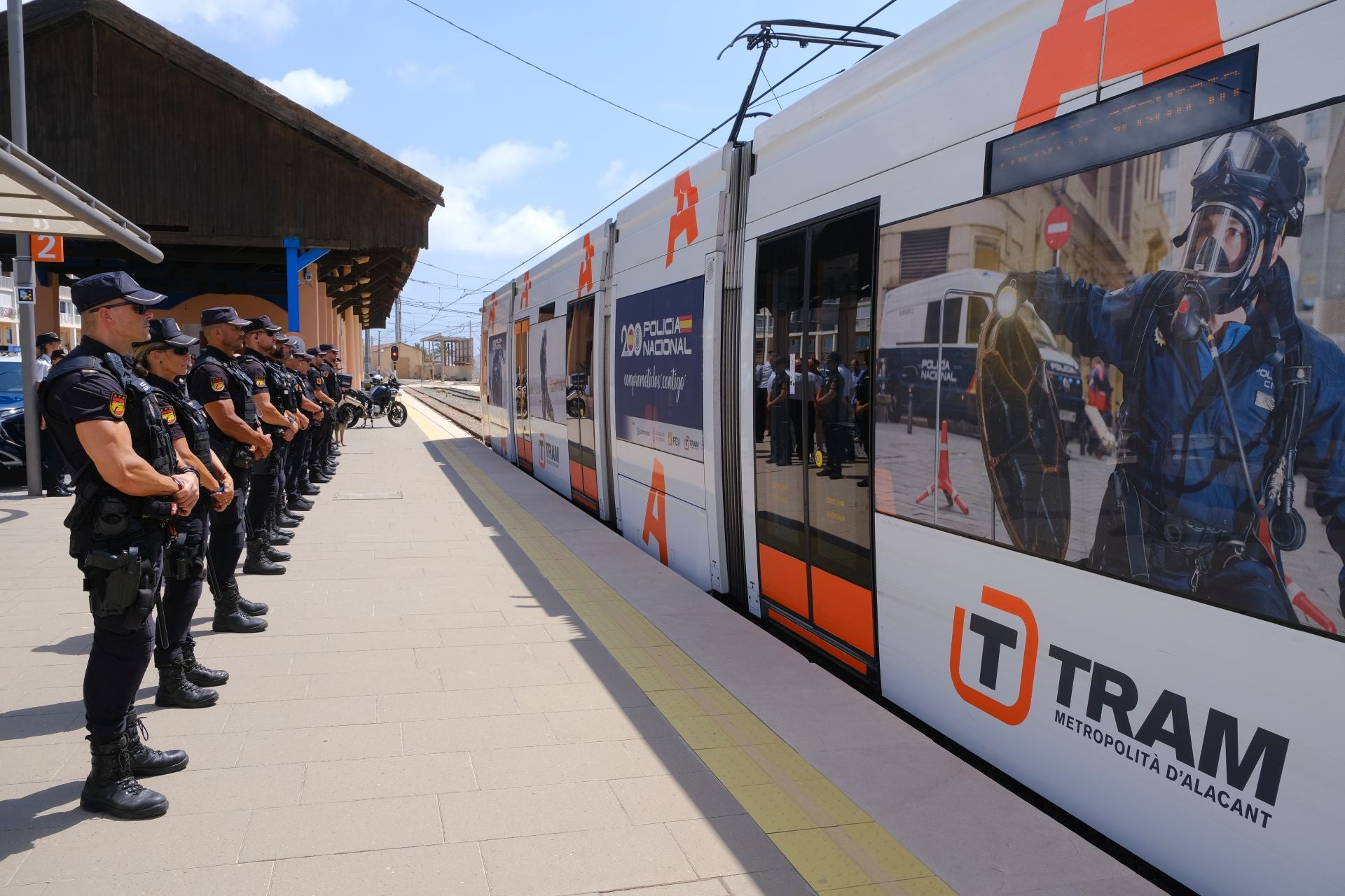 TRAM presenta en Alicante el convoy conmmemorativo del bicentenario de la Policía Nacional