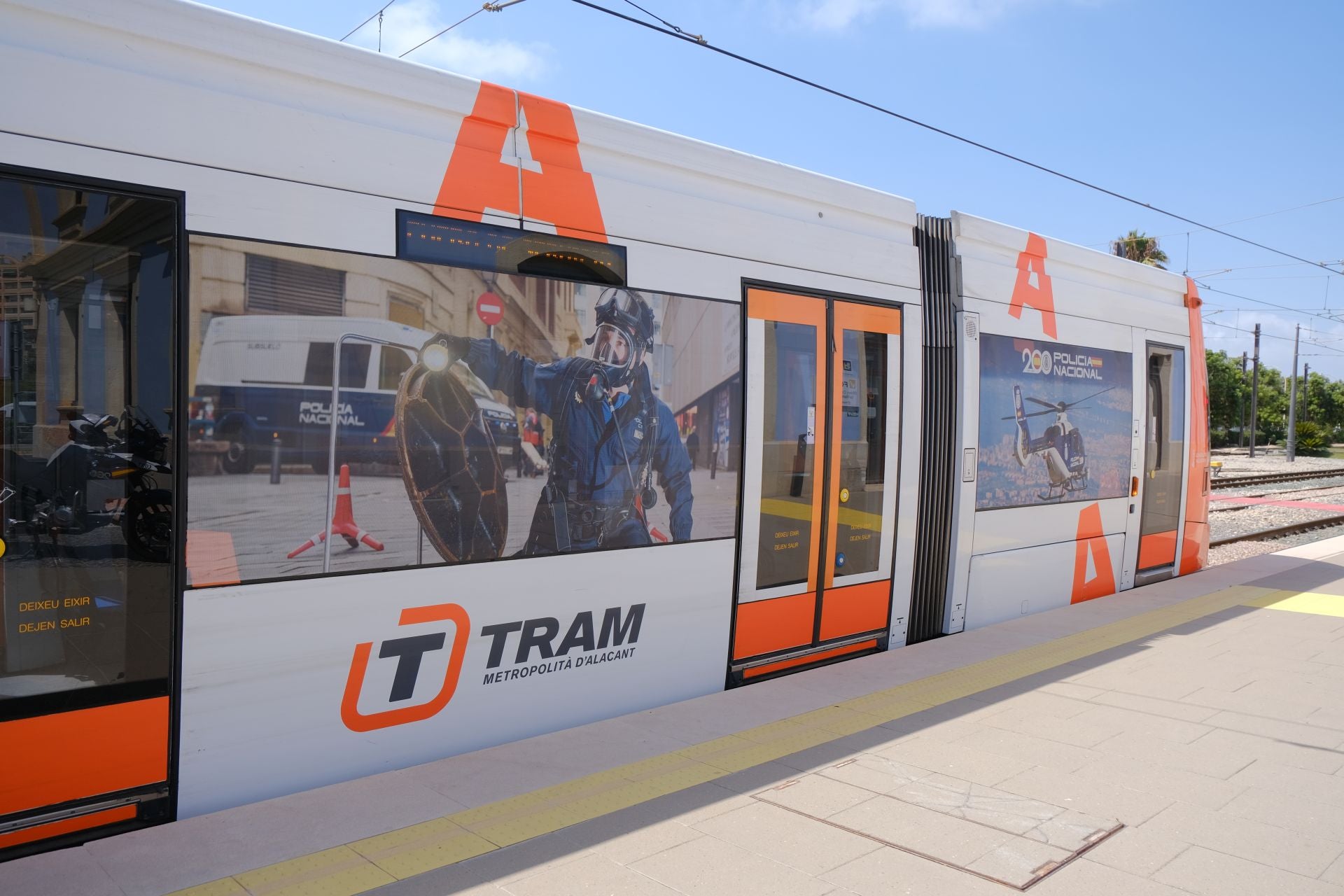 TRAM presenta en Alicante el convoy conmmemorativo del bicentenario de la Policía Nacional