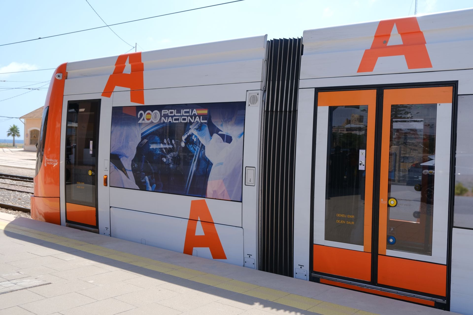 TRAM presenta en Alicante el convoy conmmemorativo del bicentenario de la Policía Nacional