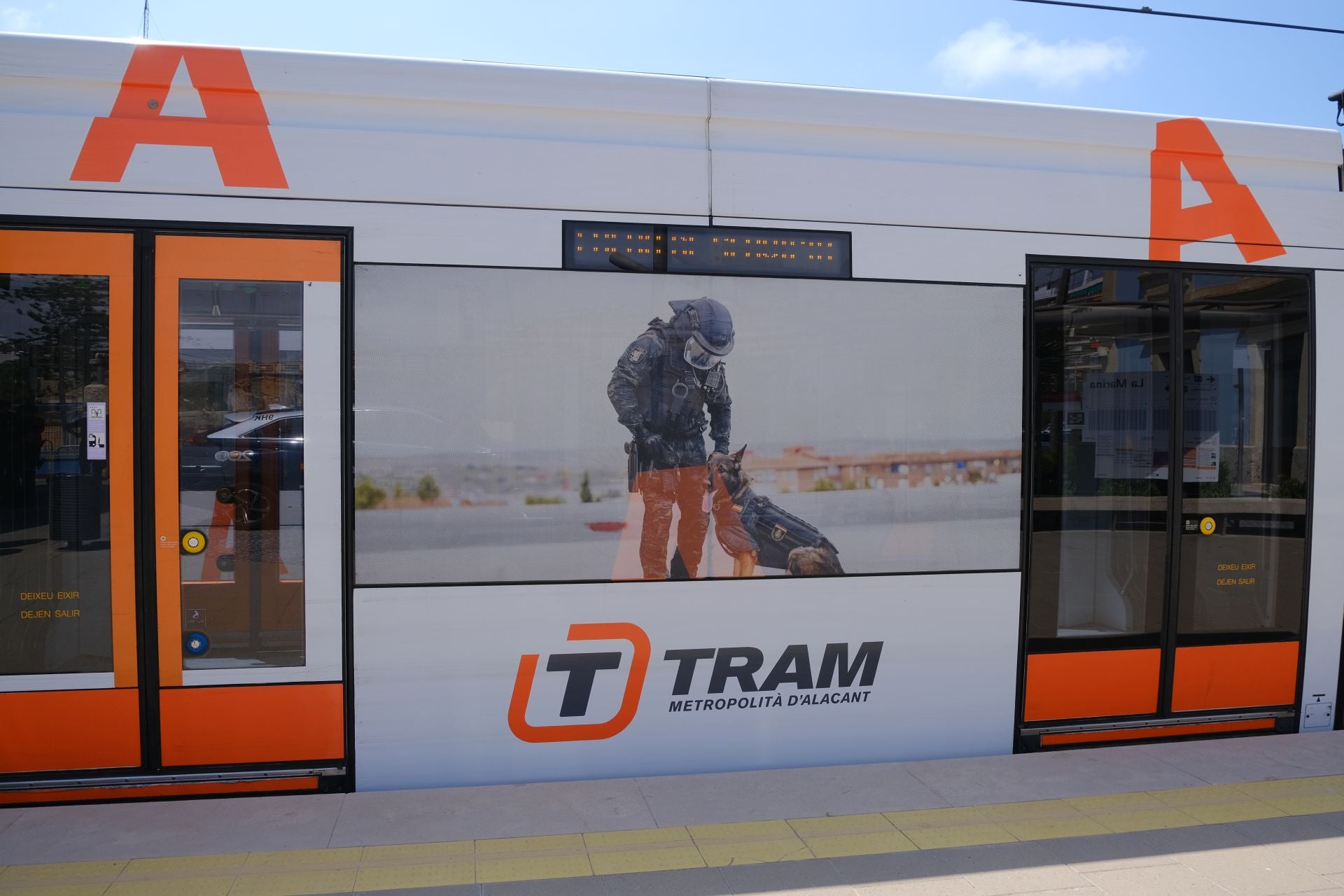 TRAM presenta en Alicante el convoy conmmemorativo del bicentenario de la Policía Nacional