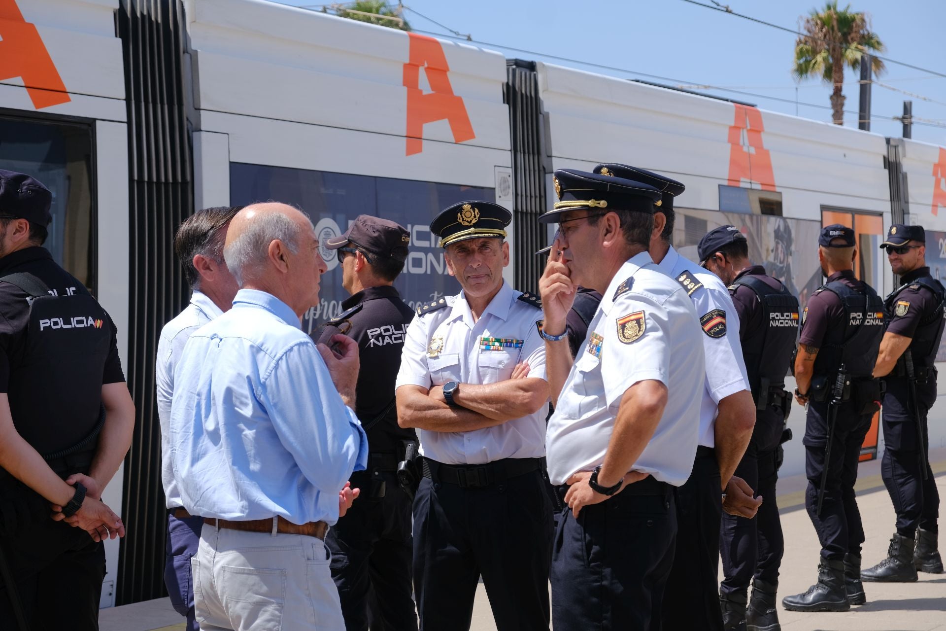 TRAM presenta en Alicante el convoy conmmemorativo del bicentenario de la Policía Nacional