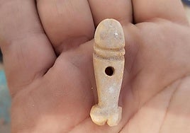 Colgante en forma de pene hallado en La Alcudia.