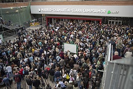Pasajeros se agolpan frente a la estación madrileña en una imagen de archivo.