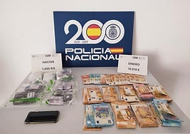 Material decomisado por la Policía en el interior del vehículo del sospechoso.