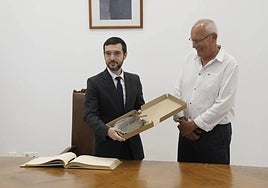 El ministro de Consumo (izq.), junto al alcalde de Dénia.