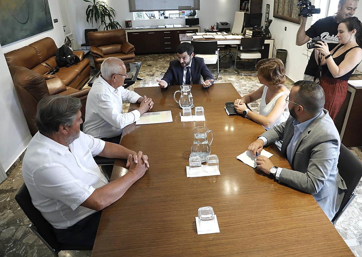 Imagen secundaria 1 - Imágenes de la visita del ministro este jueves a Dénia.