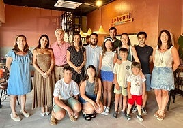 Foguerers de Remigio Soler reunidos con comerciantes del Pau 5.