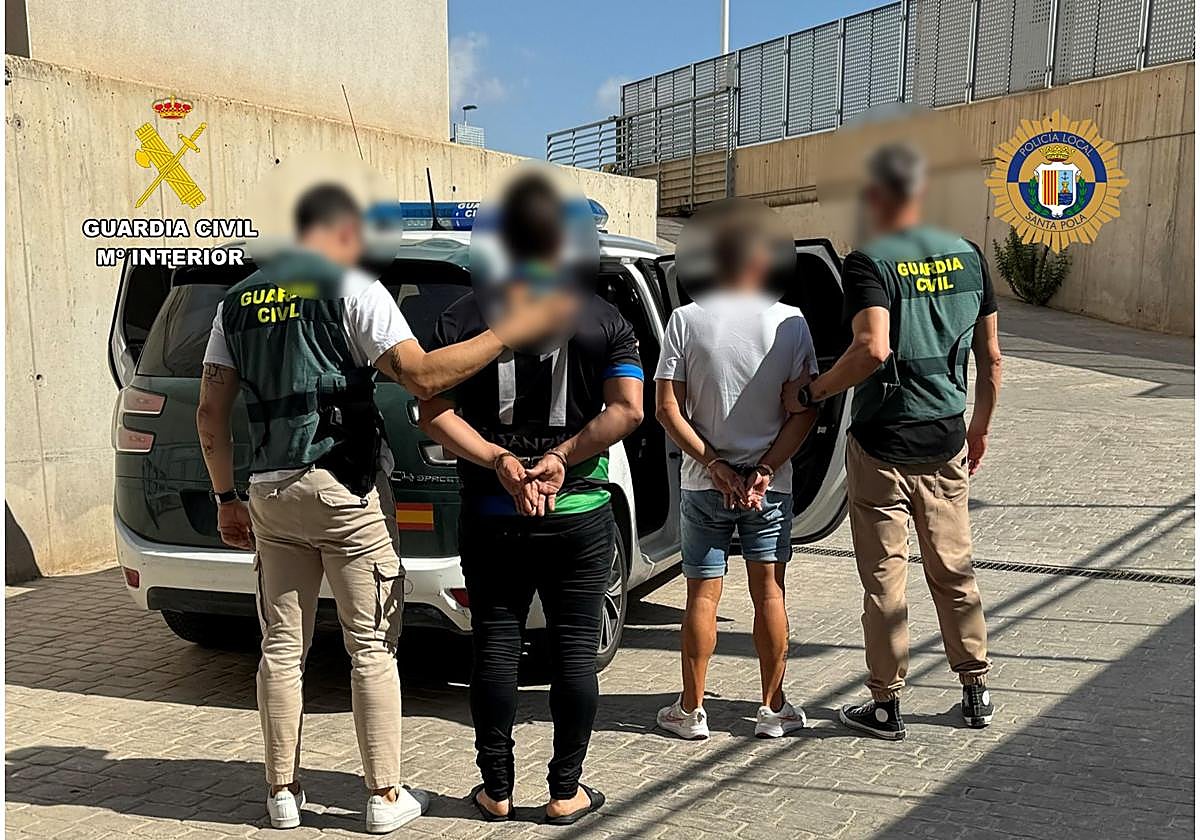 Dos agentes de la Guardia Civil custodian a los dos presuntos ladrones.