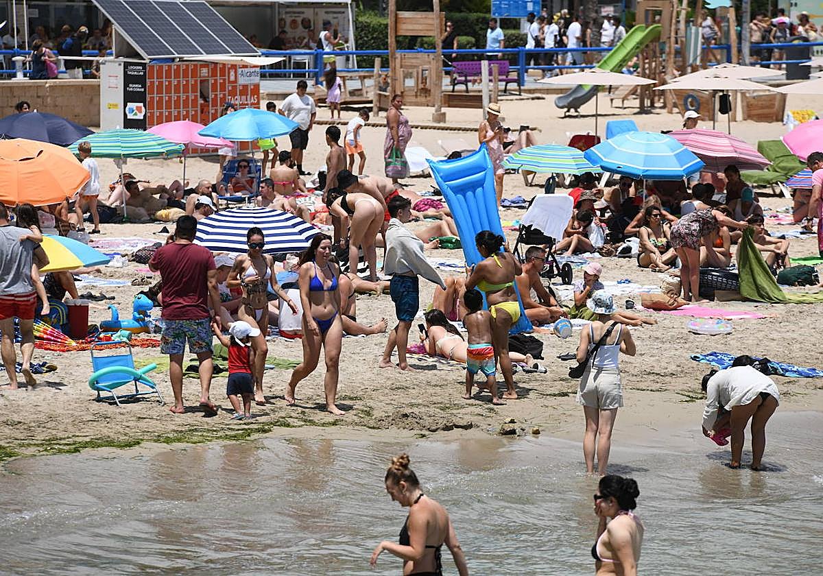 Masificada playa de Alicante en pleno verano.