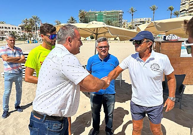 El edil Rafa Galvañ felicita al hamaquero José Luis Alonso.