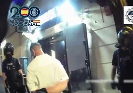 Los agentes detienen al empleado de seguridad en la puerta de la discoteca.