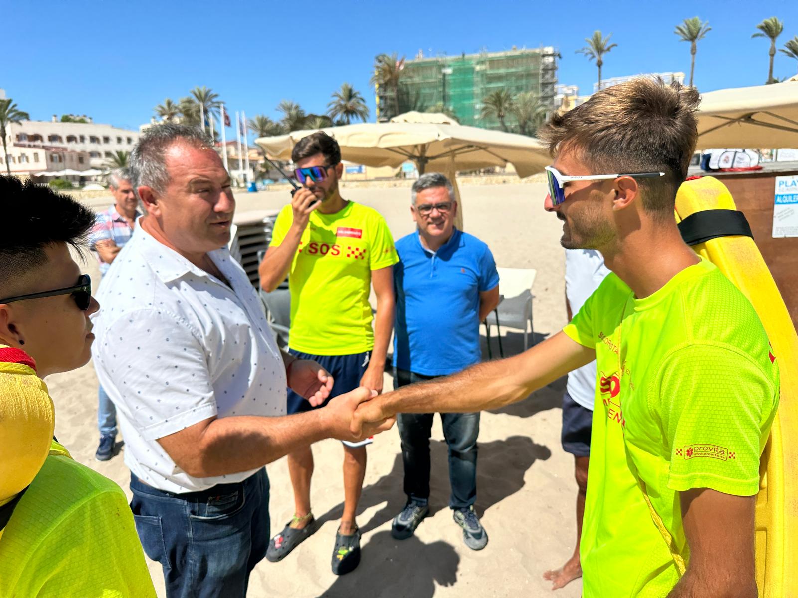 Galvañ felicita al trío de socorristas.