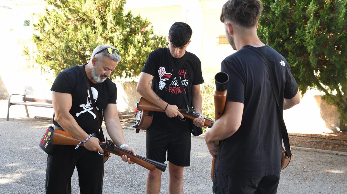 La Guardia Civil controla el reparto de pólvora para las fiestas de Moros y Cristianos de La Vila Joiosa