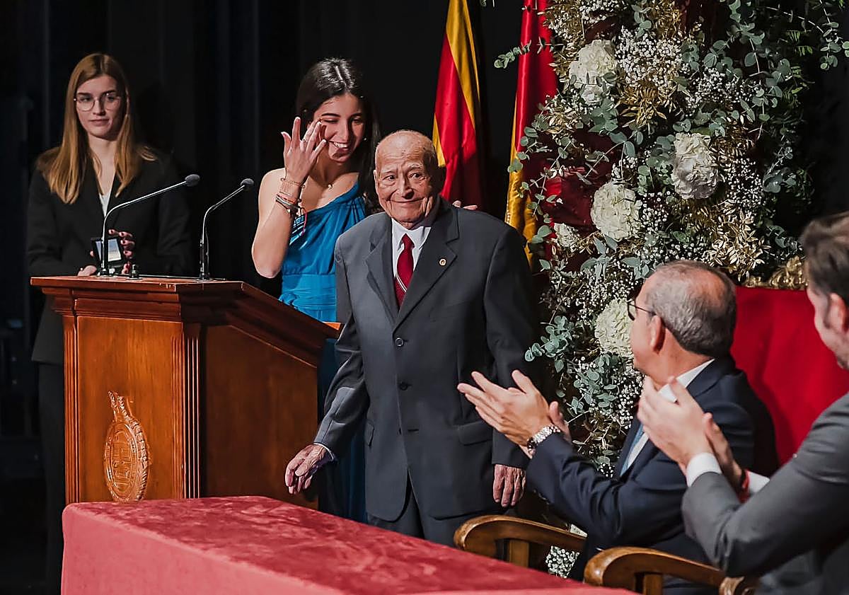 Imagen principal - Almira con su nieta y su esposa. Obtuvo la la Medalla de Plata del Bimil·lenari en 2023.