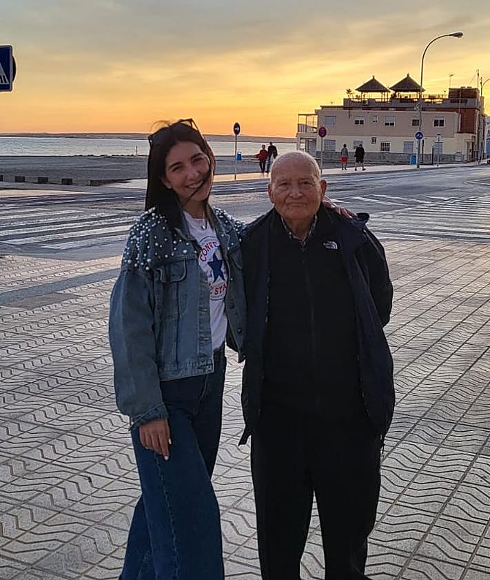 Imagen secundaria 2 - Almira con su nieta y su esposa. Obtuvo la la Medalla de Plata del Bimil·lenari en 2023.