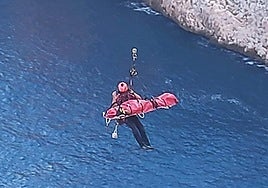 Rescate del escalador en el acantilado de Ambolo, en Xàbia.