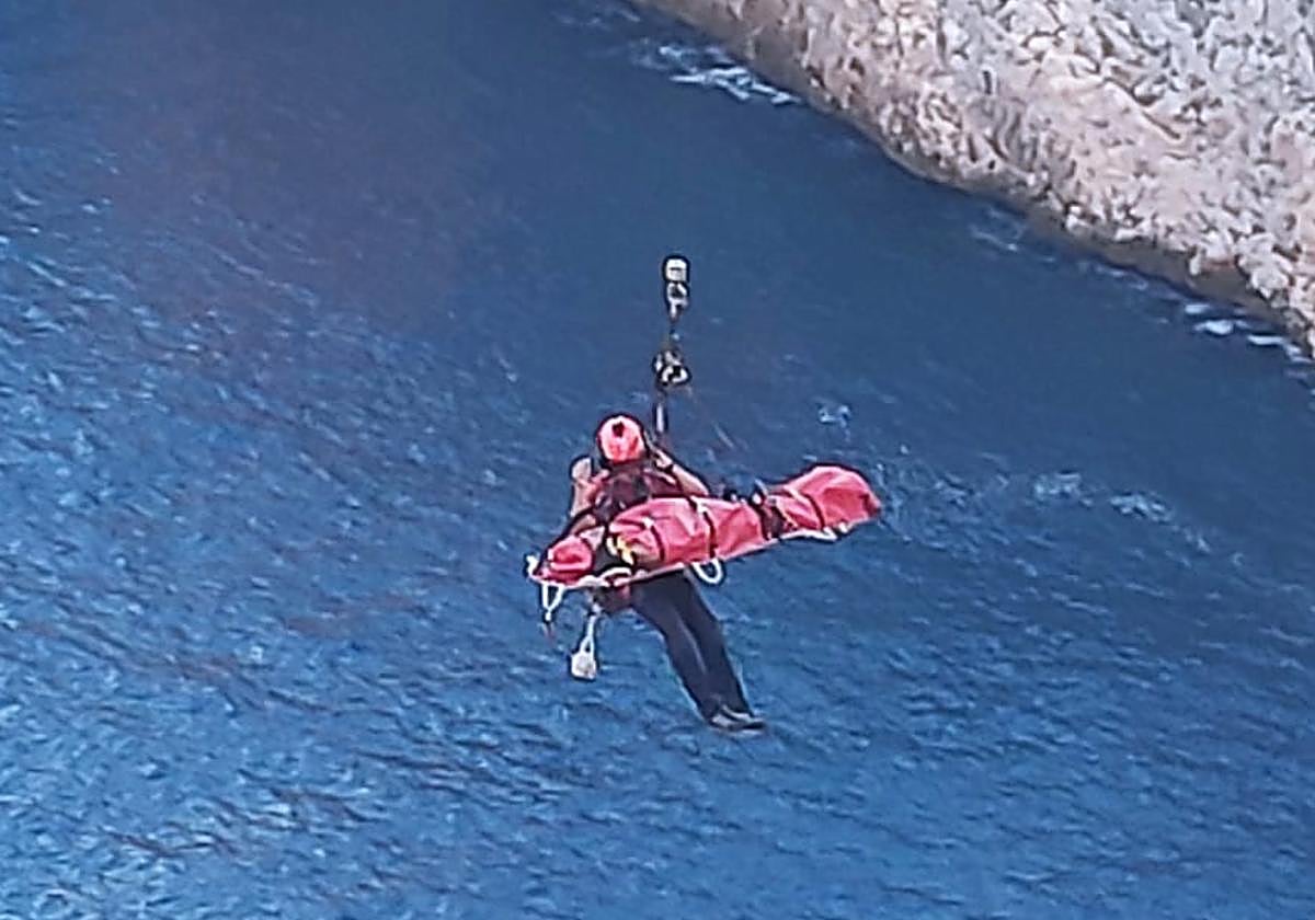 Rescate del escalador en el acantilado de Ambolo, en Xàbia.