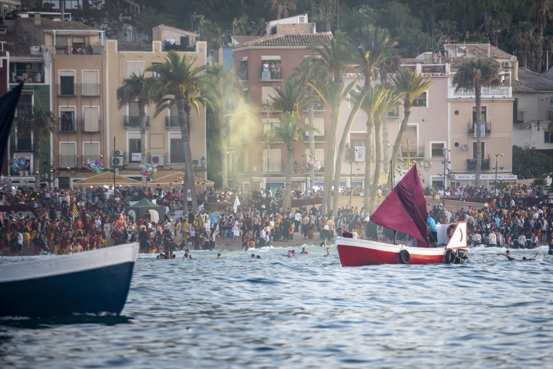 Impresionante desembarco moro en las fiestas de La Vila Joiosa