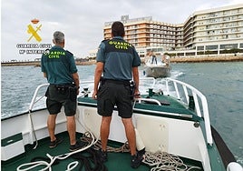 El Servicio Marítimo de la Guardia Civil remolca a la embarcación encallada.