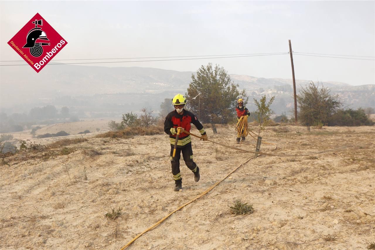 Imagen secundaria 2 - Imágenes del fuego y del operativo de extinción de las llamas.