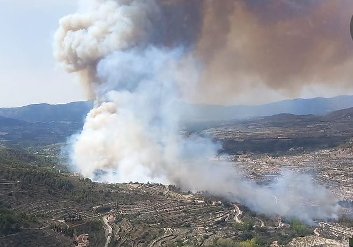 Imagen del incendio forestal declarado este martes en Benasau.