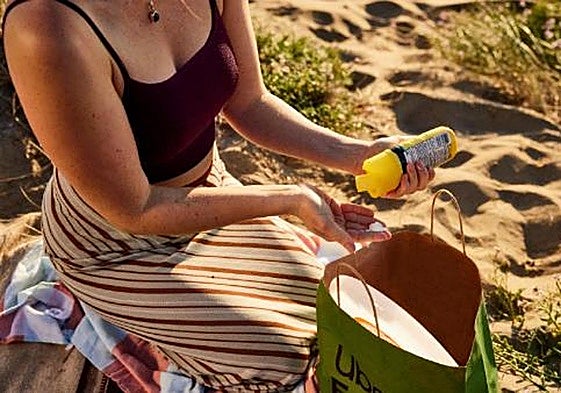 Del restaurante a la toalla, nuevo servicio de reparto en dos playas de Alicante.