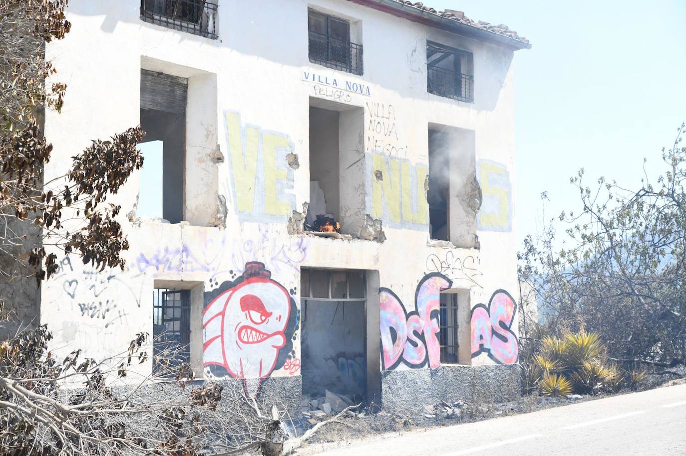 Una montaña de ceniza gris