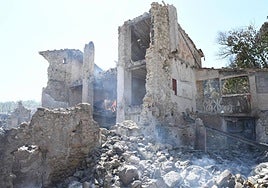 Una montaña de ceniza gris