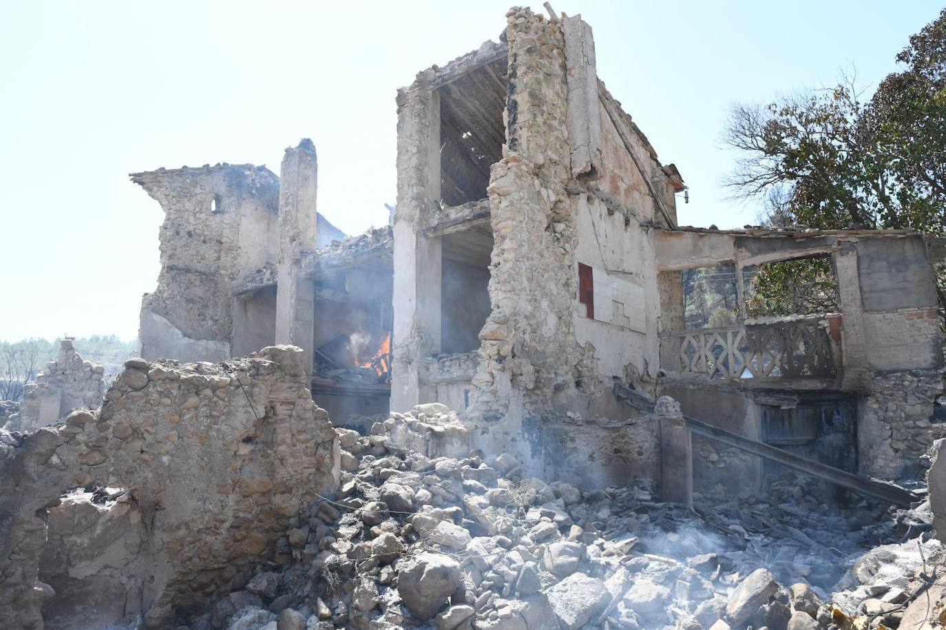 Una montaña de ceniza gris