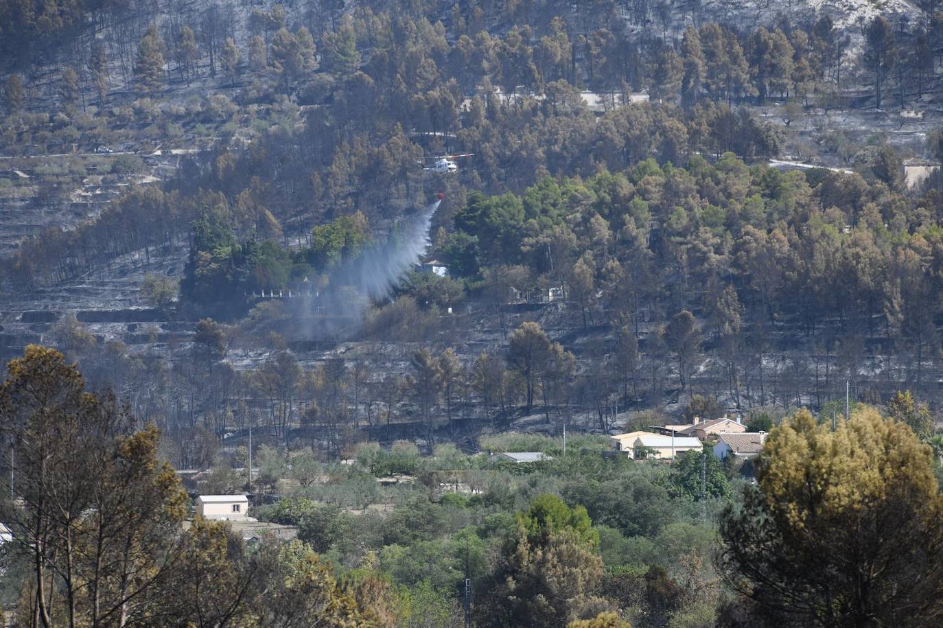 Una montaña de ceniza gris