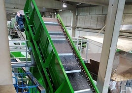 Cinta transportadora y de cribado en el Centro de Tratamiento de Residuos.