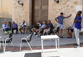 Vecinos de Penàguila realojados en Benifallim, esta mañana.