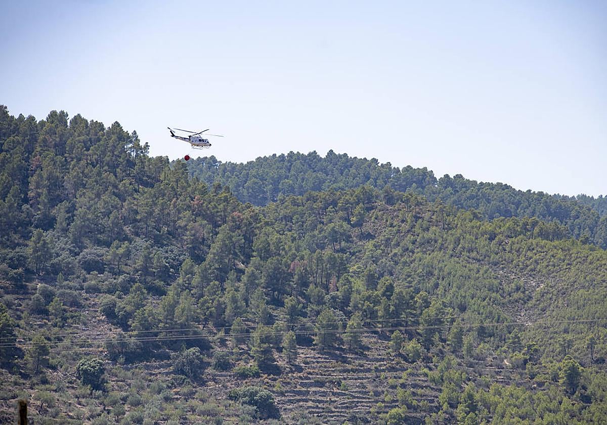 Helicóptero durante las tareas de extinción del incendio de Benasau.
