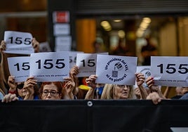 Activistas convocados por los CDR se concentran ante ERC contra la investidura de Illa.