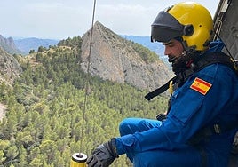 Bombero trabajando en la extinción.