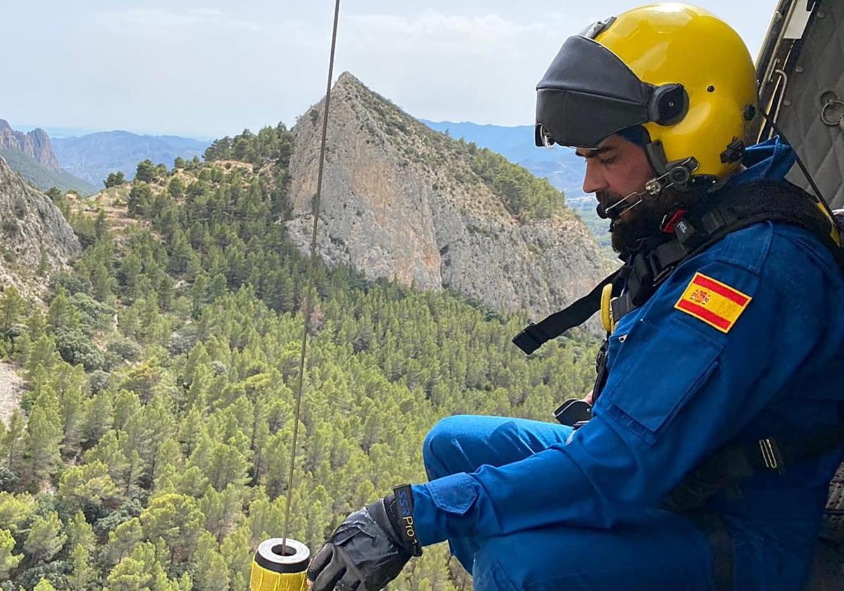 Bombero trabajando en la extinción.