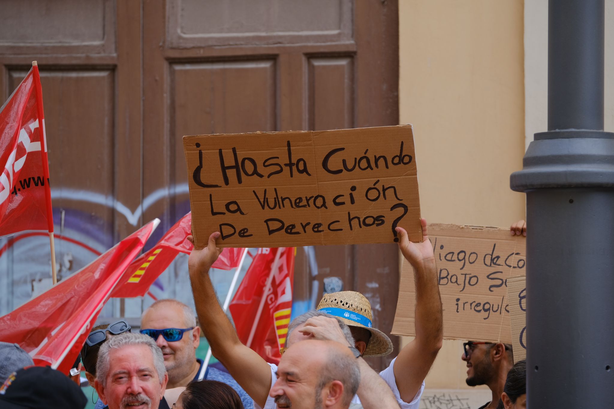 La plantilla del albergue de personas sin hogar de Alicante protesta por el nuevo pliego