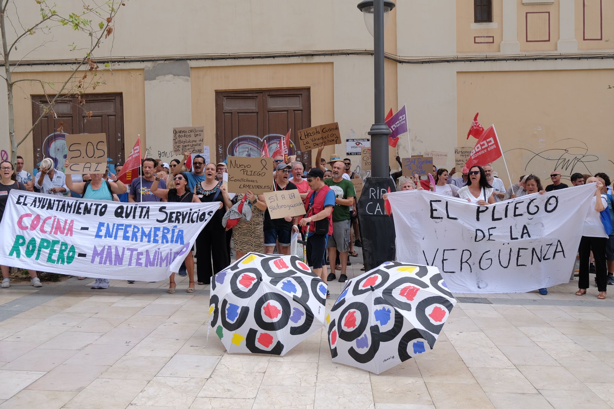 La plantilla del albergue de personas sin hogar de Alicante protesta por el nuevo pliego
