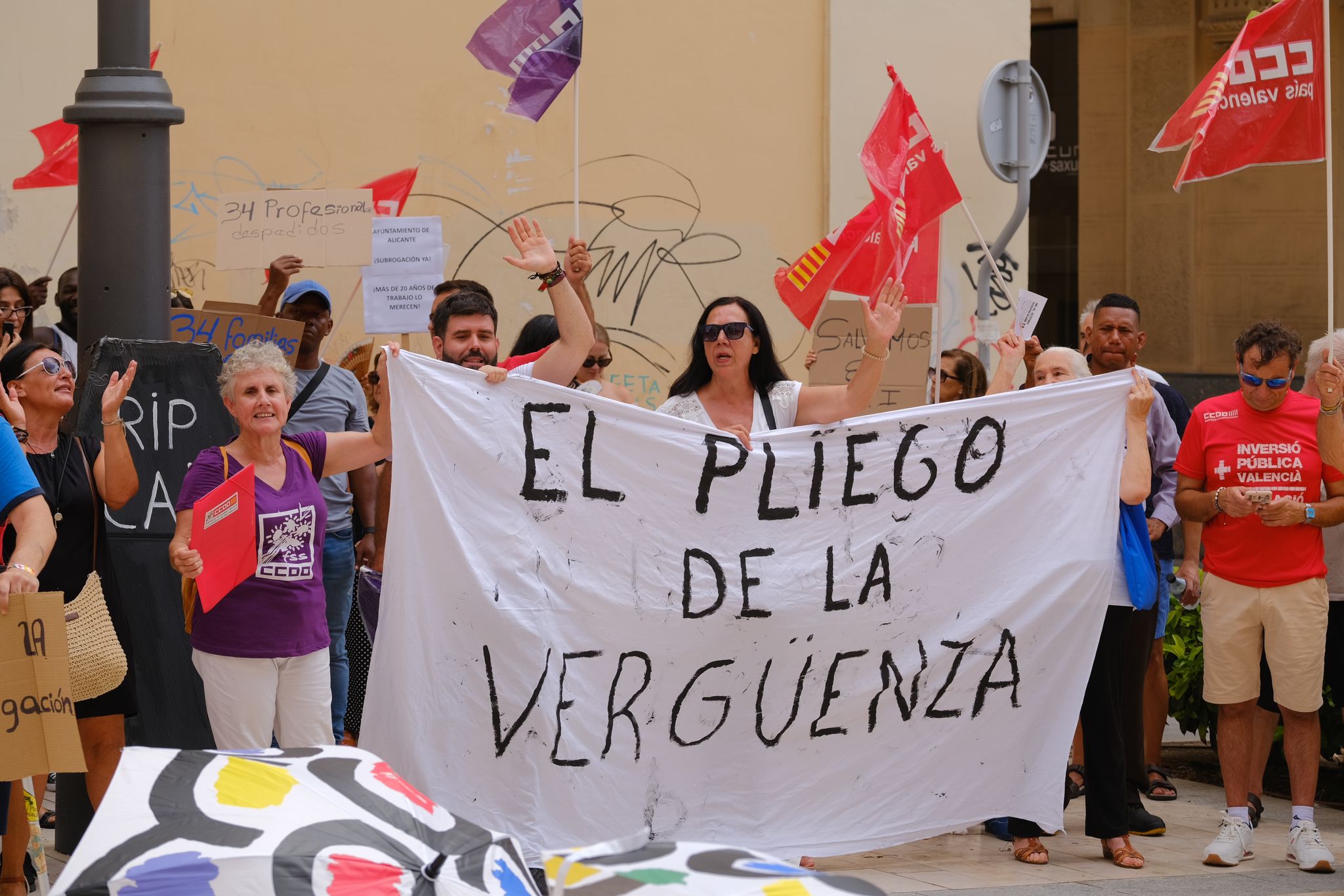 La plantilla del albergue de personas sin hogar de Alicante protesta por el nuevo pliego