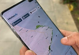 Un usuario interactúa con la aplicación MarinaInfo.