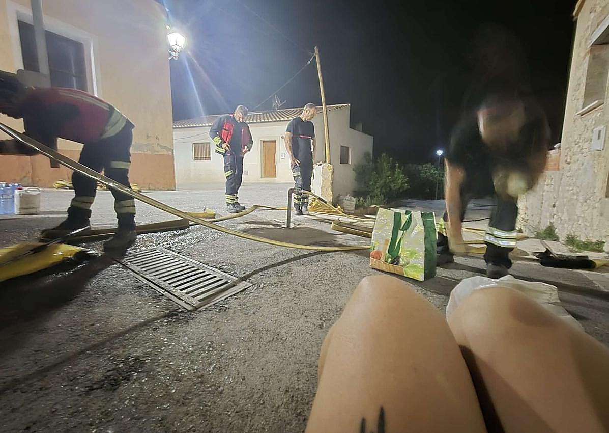 Imagen principal - Los bomberos dan por estabilizado el incendio forestal de Benasau