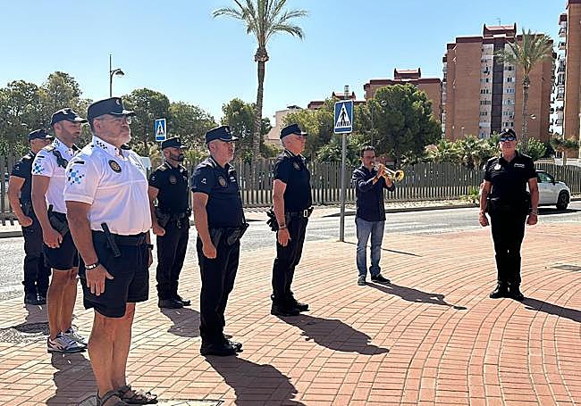 Toque de silencio floreado realizado durante el homenaje.